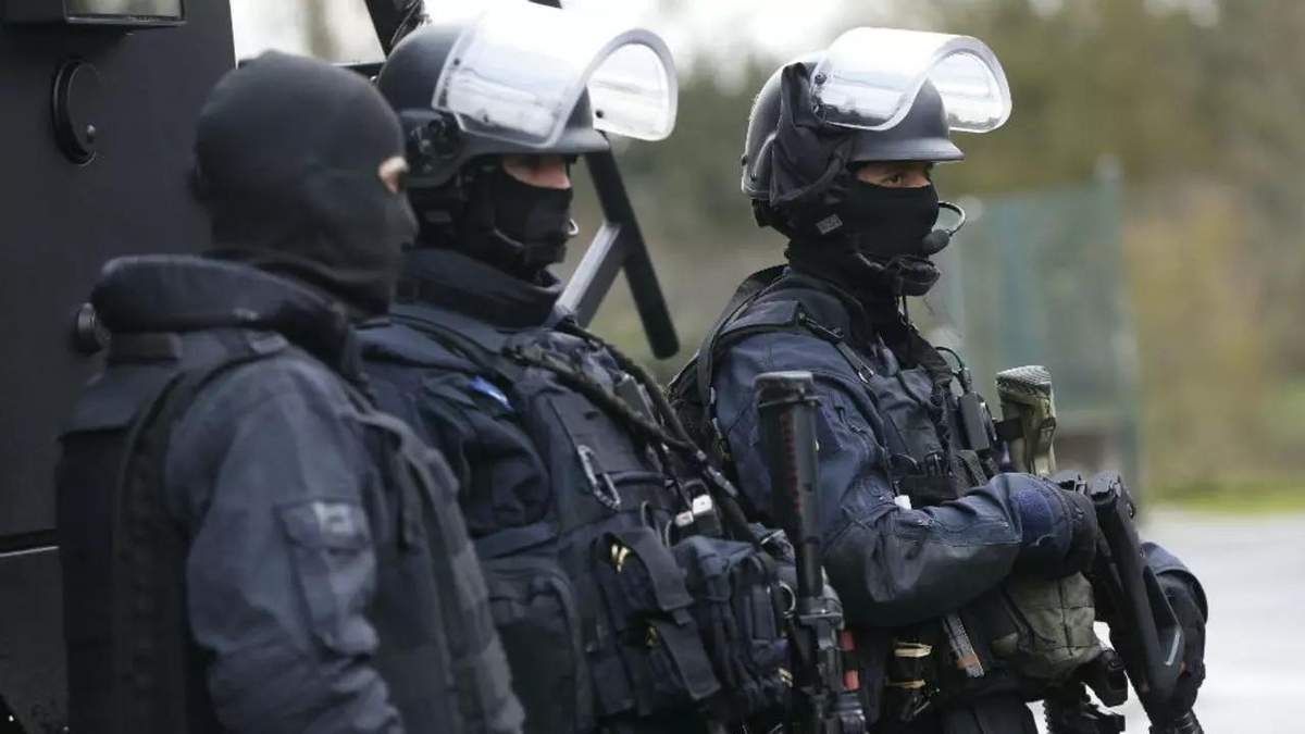 Чеченец убил учителя в пригороде Парижа: сколько людей задержали Чеченец убил учителя в пригороде Парижа: сколько людей задержали