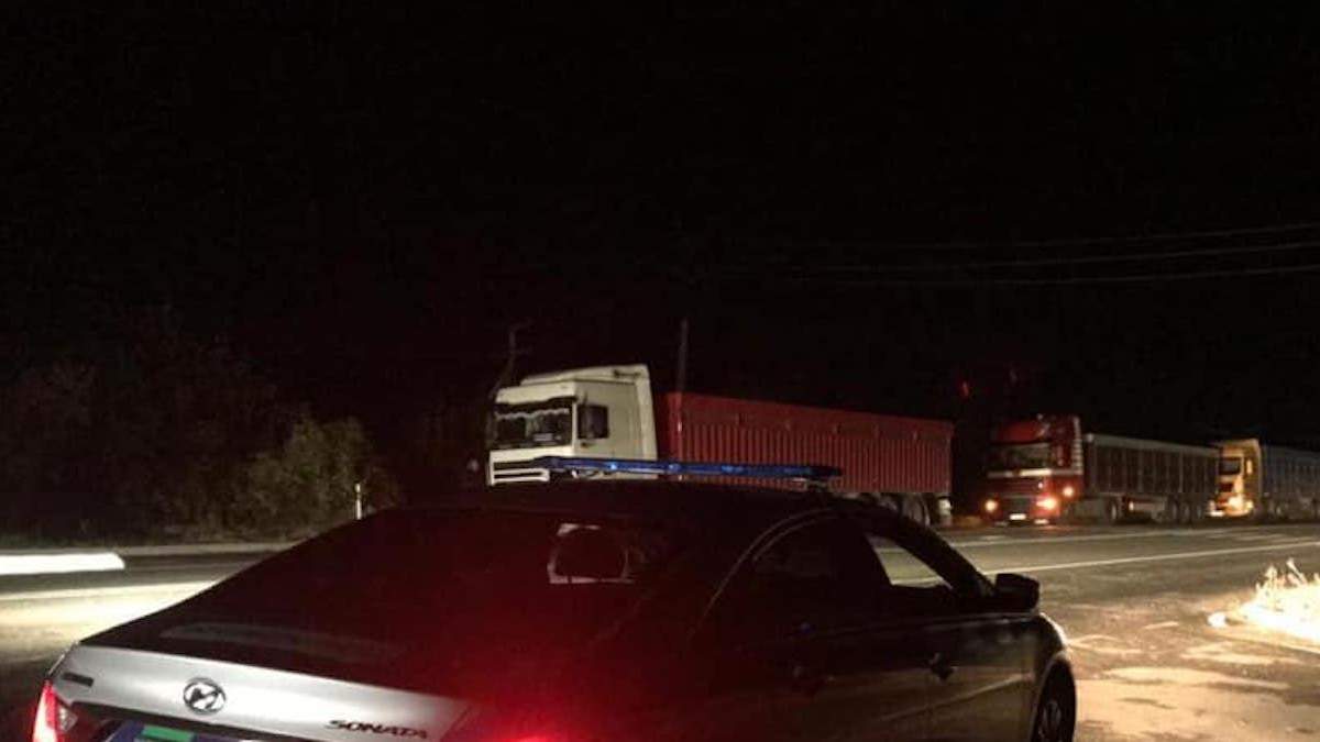 Сотня фур заблокували в'їзд у Миколаїв: причина – зважування Сотня фур заблокували в'їзд у Миколаїв: причина – зважування