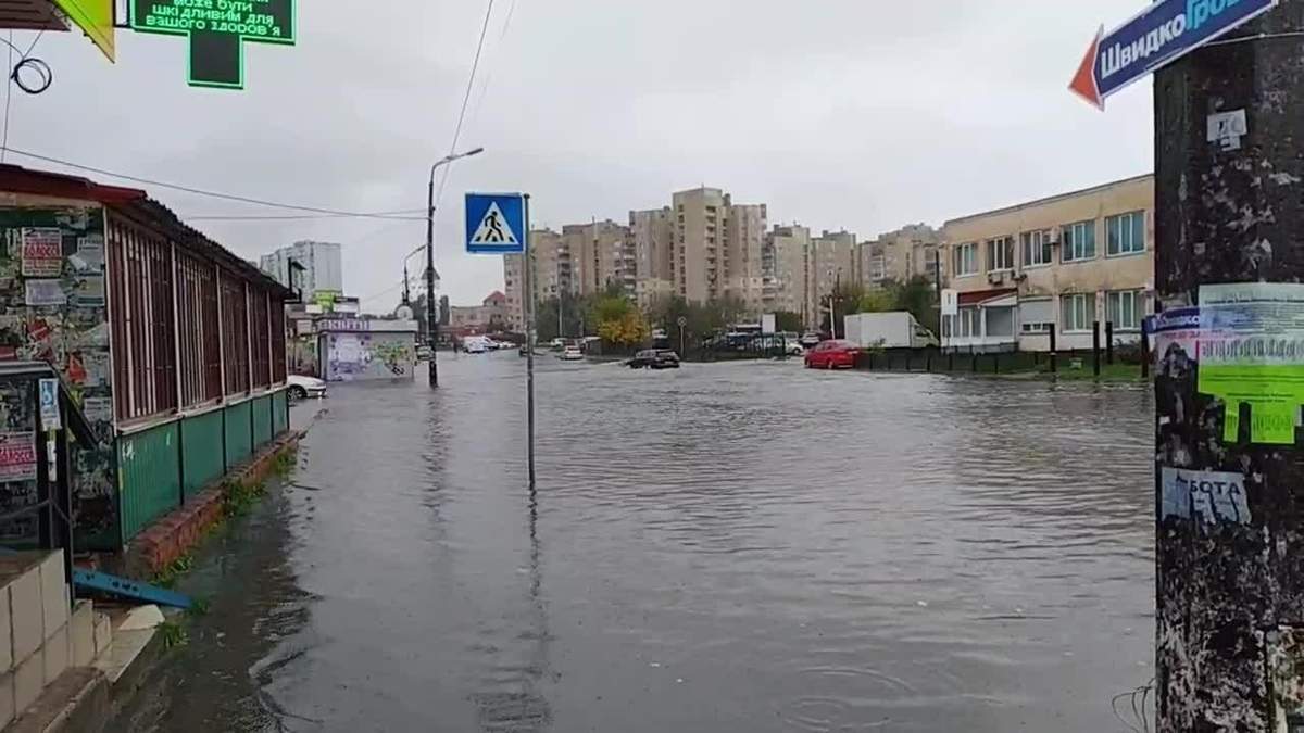 Наслідки негоди в Україні 17.10.2020: понад 140 будівель пошкоджені Наслідки негоди в Україні 17.10.2020: понад 140 будівель пошкоджені