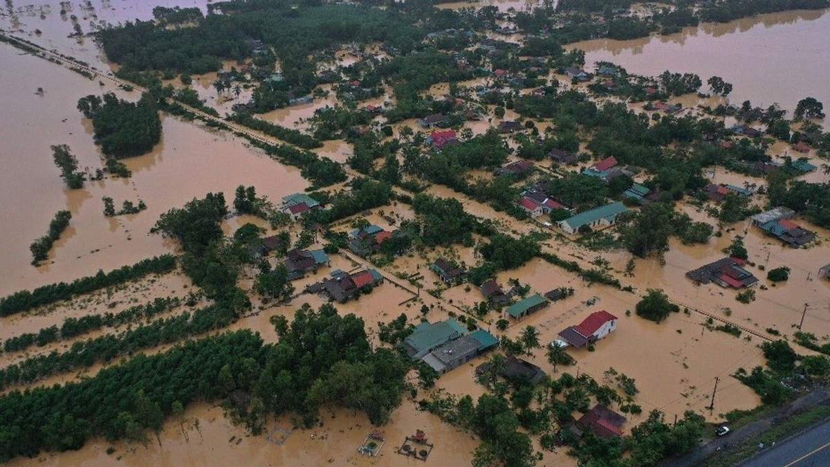 Повінь накрила В'єтнам: понад 70 жертв, військові під завалами Повінь накрила В'єтнам: понад 70 жертв, військові під завалами