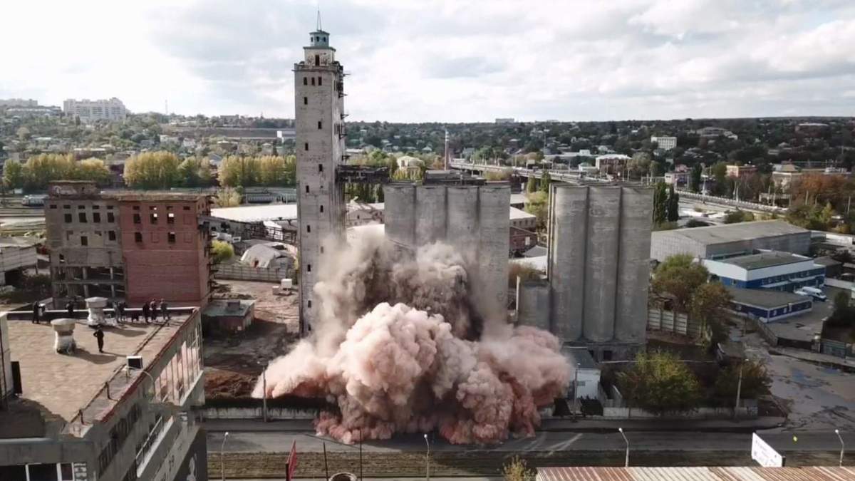 У Харкові 18.10.2020 підірвали старий елеватор: фото та відео У Харкові 18.10.2020 підірвали старий елеватор: фото та відео