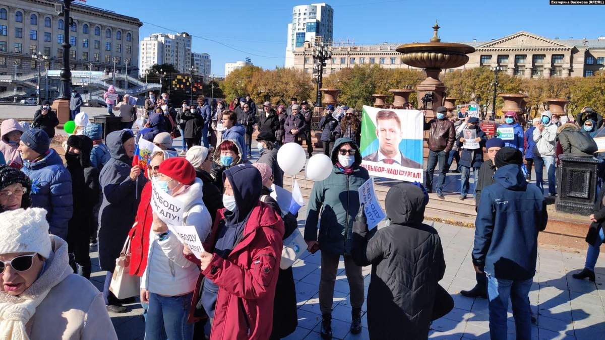 100-й день протестів: у російському Хабаровську люди мітингують 100-й день протестів: у російському Хабаровську люди мітингують