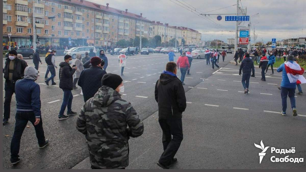 Протесты в Минске 18 октября 2020 сопровождались выстрелами и взрывами: видео Протесты в Минске 18 октября 2020 сопровождались выстрелами и взрывами: видео