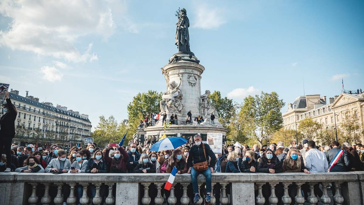 У Парижі та інших містах Франції відбулася багатотисячна акція пам'яті вчителя, якого по-звірячому вбив чеченець У Парижі та інших містах Франції відбулася багатотисячна акція пам'яті вчителя, якого по-звірячому вбив чеченець