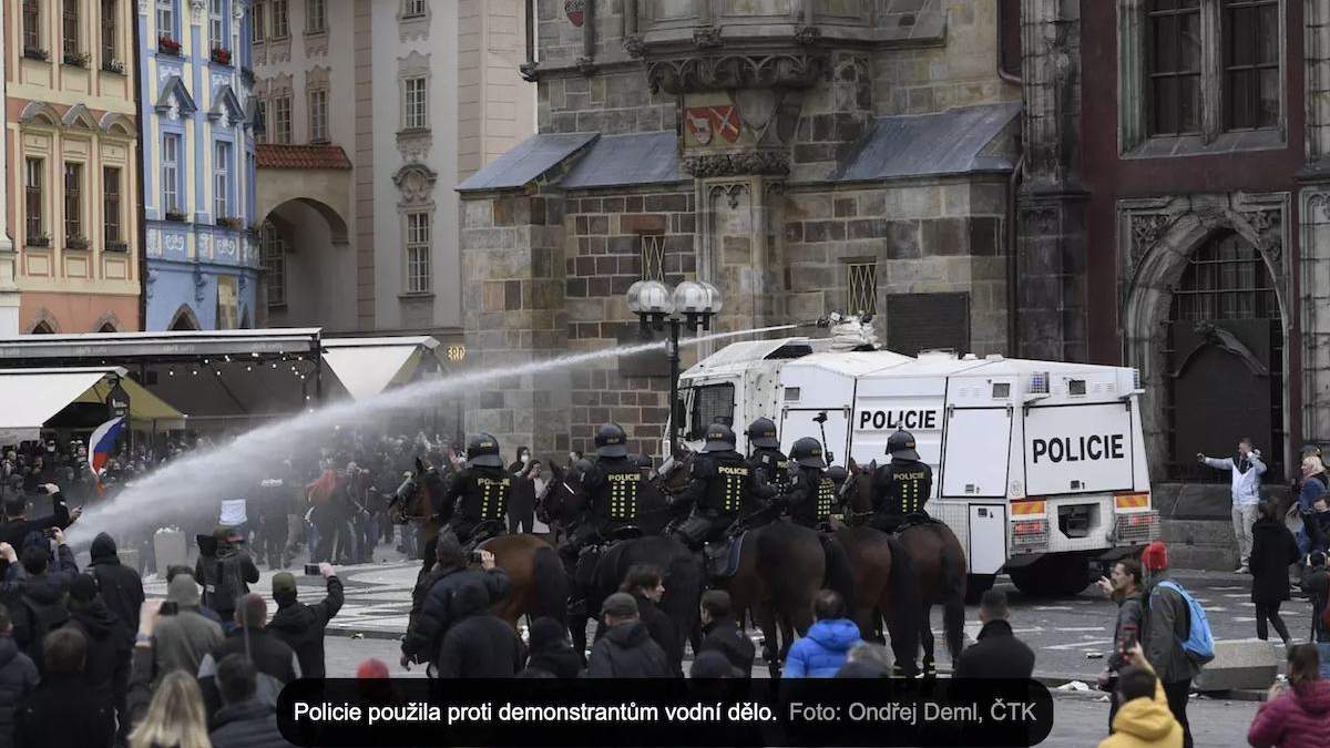 В Праге люди бунтовали против карантина, полиция применила водометы В Праге люди бунтовали против карантина, полиция применила водометы