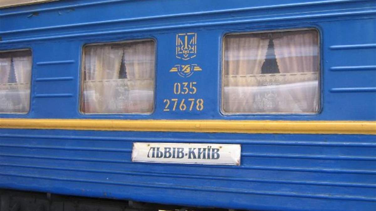 Девушек из поезда Львов - Киев высадили при помощи полиции