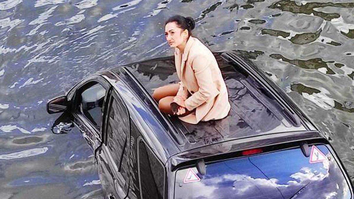 У Харкові дівчина-водій впала з джипом у річку У Харкові дівчина-водій впала з джипом у річку