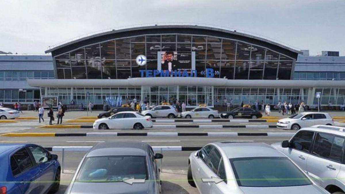 Тобі п**да, тварюко: в Борисполі пасажир кидався на прикордонників Тобі п**да, тварюко: в Борисполі пасажир кидався на прикордонників