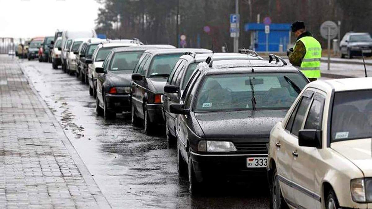 Черга на кордоні з Угорщиною – понад 200 авто Черга на кордоні з Угорщиною – понад 200 авто
