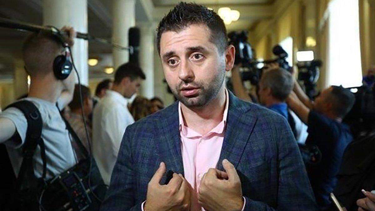 Арахамія виявив під колесом авто дивний згорток – фото Арахамія виявив під колесом авто дивний згорток – фото