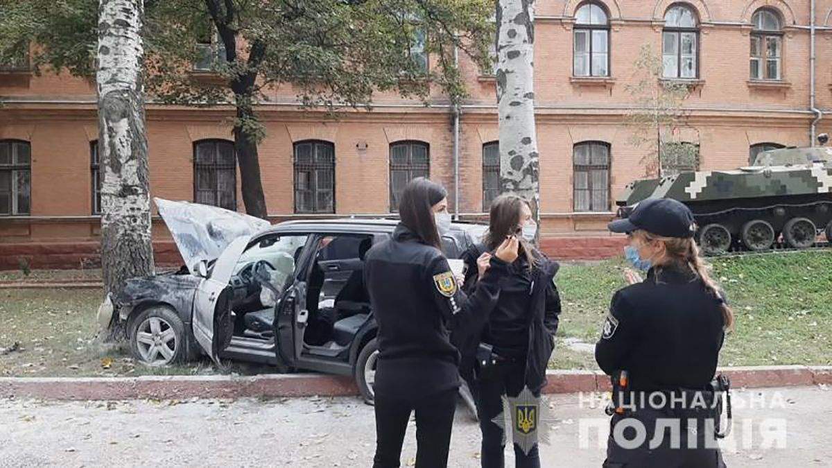 Водитель протаранил полицейский автомобиль Водитель протаранил полицейский автомобиль