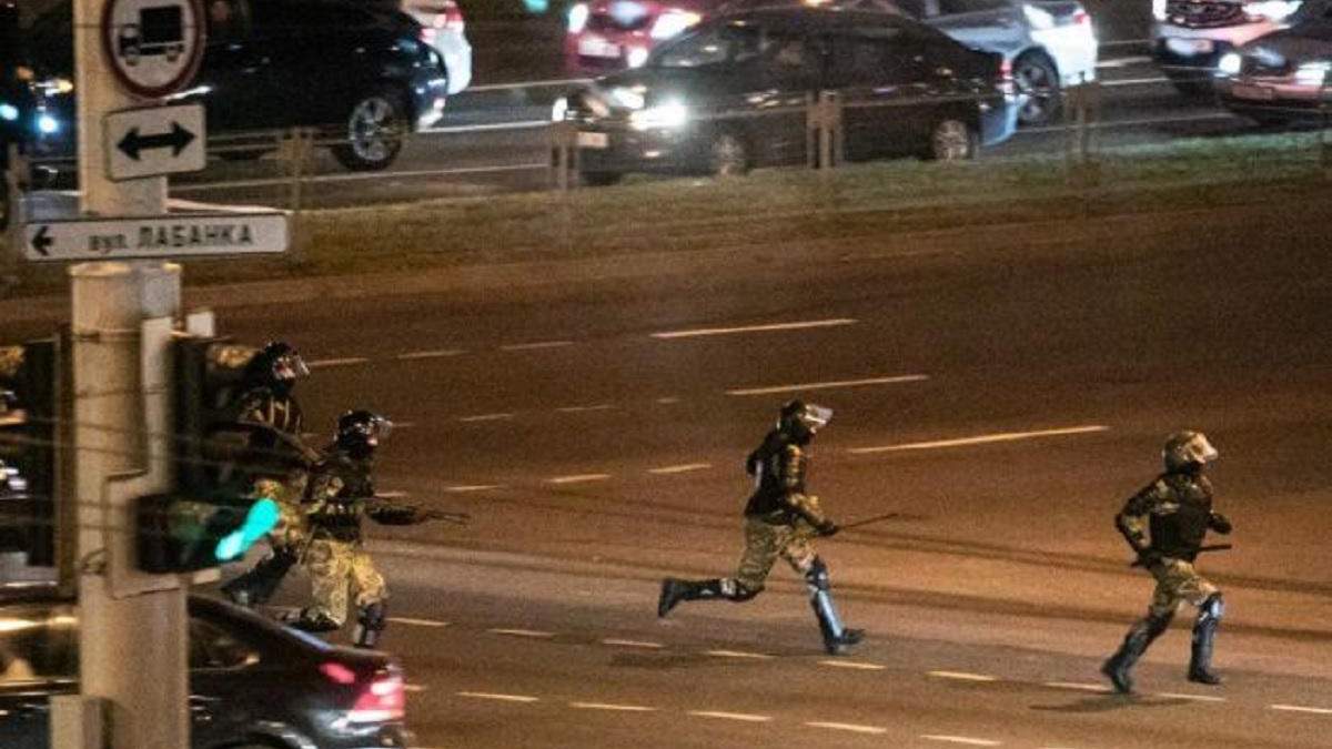 В Минске силовой разгон протестующих: есть раненый - видео В Минске силовой разгон протестующих: есть раненый - видео