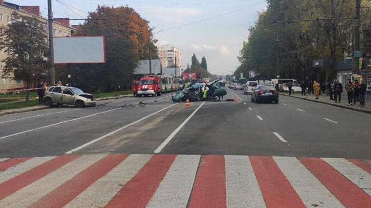У Хмельницькому чоловік влаштував потрійну ДТП та втік У Хмельницькому чоловік влаштував потрійну ДТП та втік