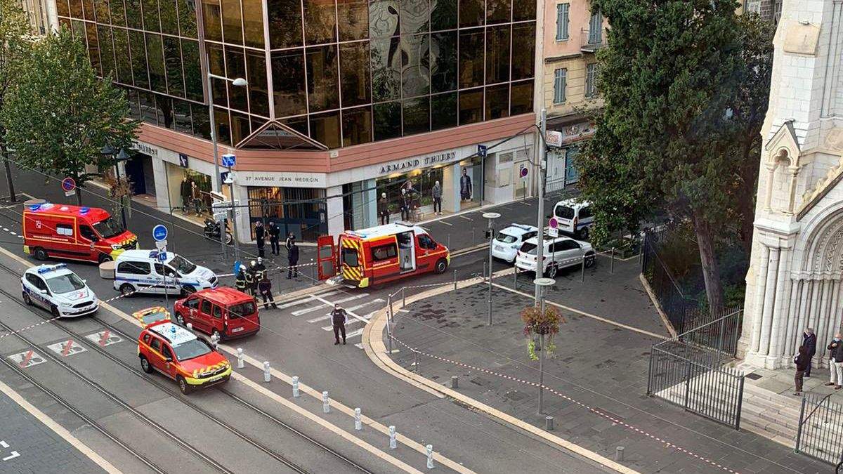 Мужчина с ножом напал на людей в церкви в Ницце: обезглавил мужчину и женщину, много раненых
