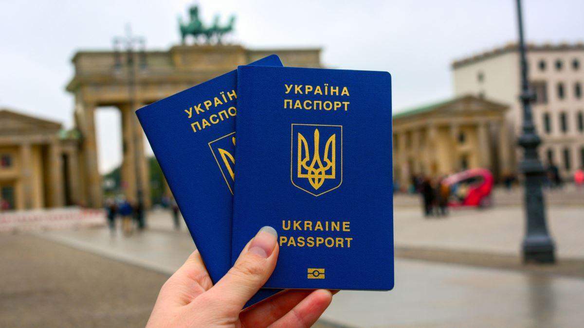 Безвіз з ЄС: чи скасує Європа через рішення КСУ безвізовий режим Безвіз з ЄС: чи скасує Європа через рішення КСУ безвізовий режим
