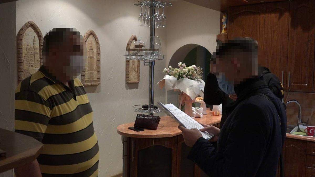 Двоє чоловіків намагалися купити посаду голови поліції Рівенщини Двоє чоловіків намагалися купити посаду голови поліції Рівенщини