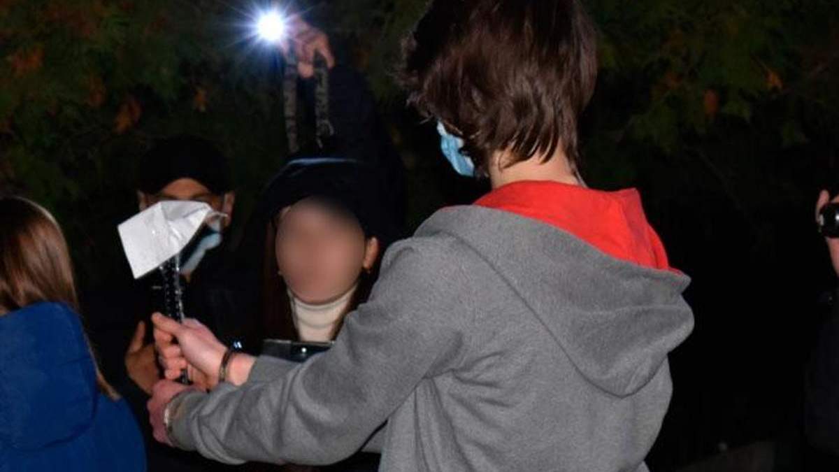 У Миргороді 18-річний хлопець зарубав неповнолітню дівчину У Миргороді 18-річний хлопець зарубав неповнолітню дівчину