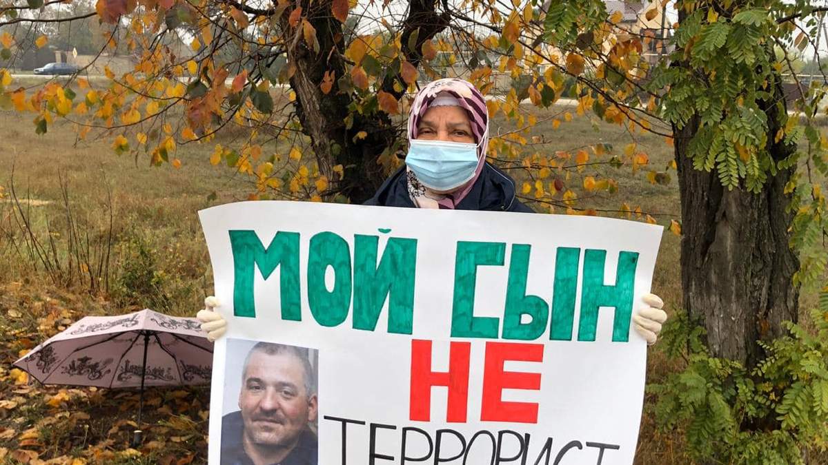 У Криму рідні політв'язнів влаштували одиночний пікет: фото У Криму рідні політв'язнів влаштували одиночний пікет: фото