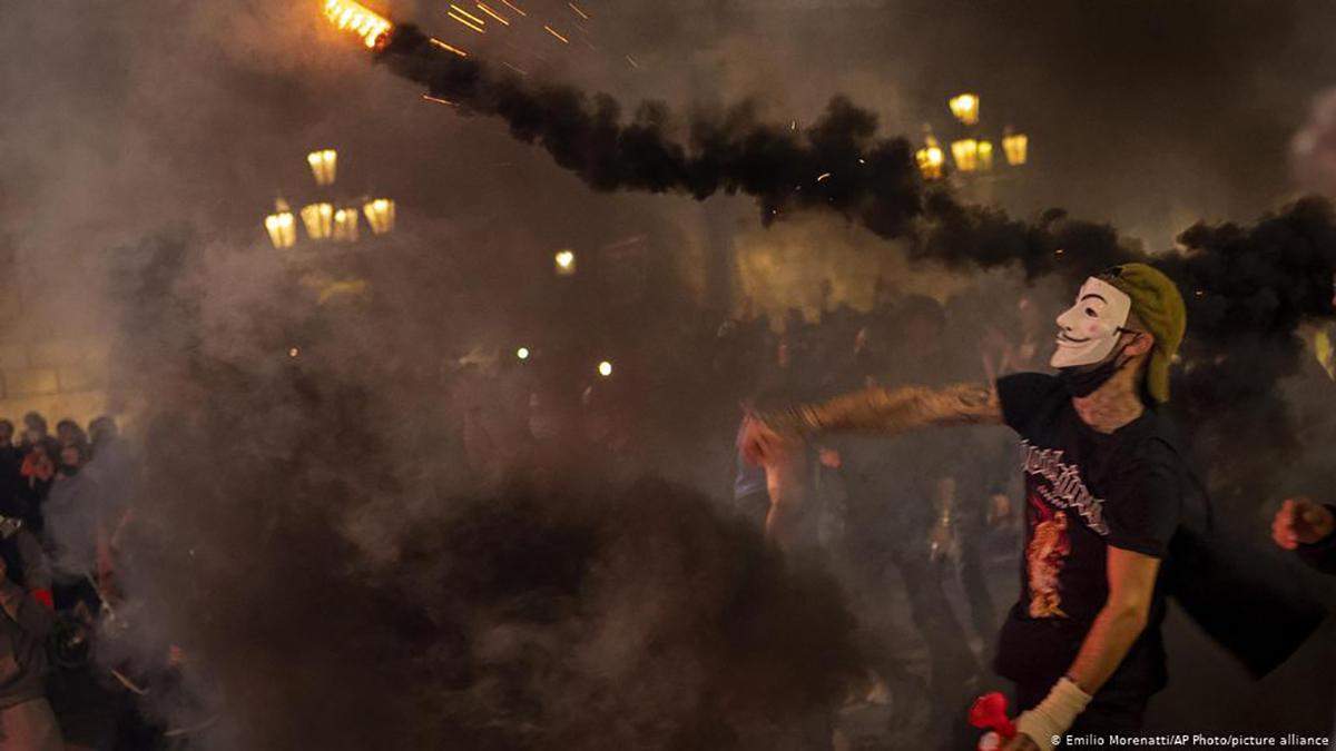 У Барселоні – масштабні протести проти карантину: люди кидали каміння та громили магазини У Барселоні – масштабні протести проти карантину: люди кидали каміння та громили магазини