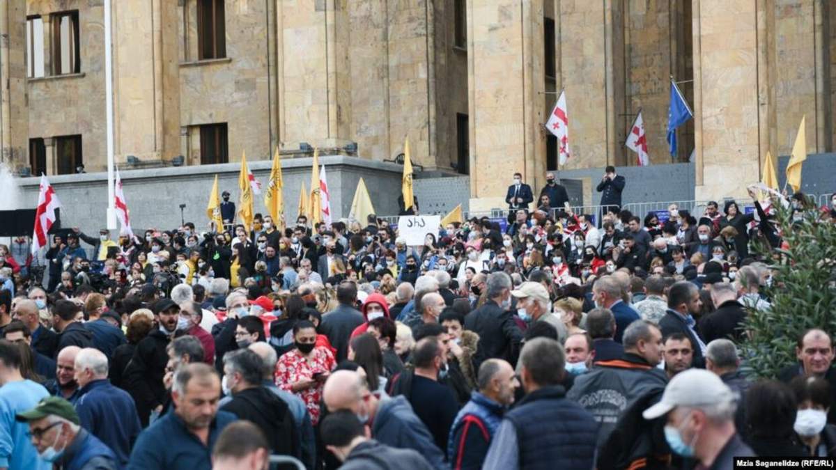 У Грузії розпочалися протести через результати парламентських виборів У Грузії розпочалися протести через результати парламентських виборів
