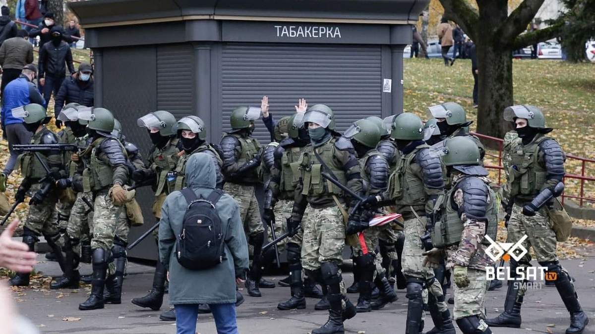 Силовики во время протестов в Минске 1 ноября 2020 стреляли и бросали гранаты: показательные видео Силовики во время протестов в Минске 1 ноября 2020 стреляли и бросали гранаты: показательные видео
