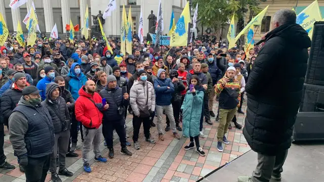 Мітингувальники 3 листопада під Радою Мітингувальники 3 листопада під Радою
