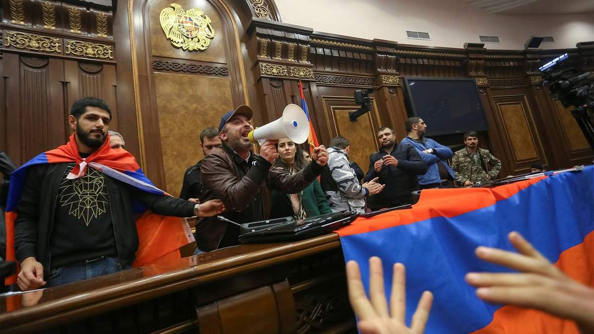 Сутички у Вірменії загострилися: люди вимагають відставки Пашиняна Сутички у Вірменії загострилися: люди вимагають відставки Пашиняна
