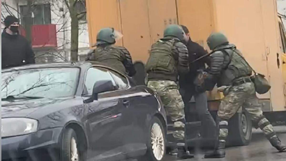 Силовики жорстоко побили активіста у Мінську 15.11.2020: відео Силовики жорстоко побили активіста у Мінську 15.11.2020: відео