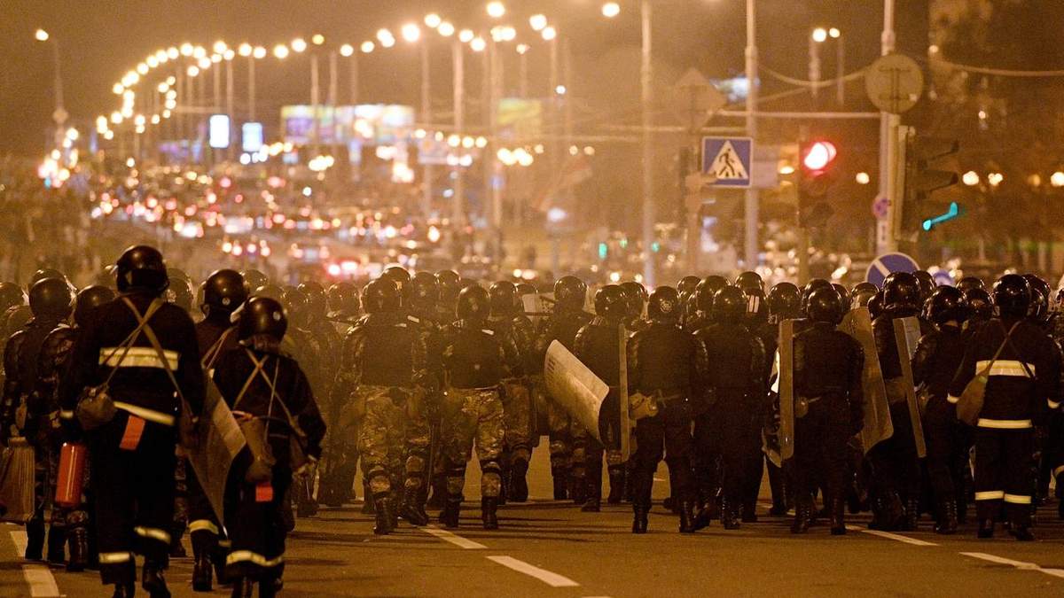 У Мінську автобус силовиків протаранив протестувальника: відео У Мінську автобус силовиків протаранив протестувальника: відео