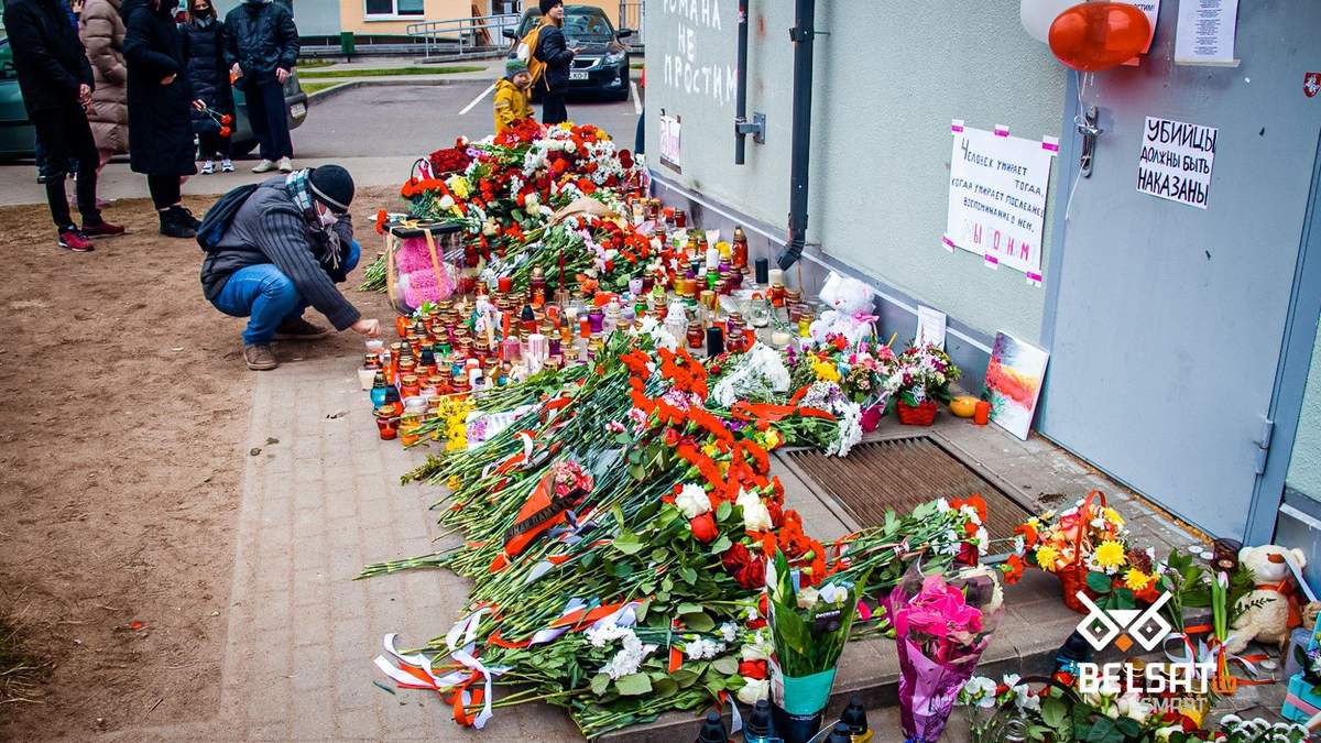 Невідомі у Білорусі розбирають меморіал загиблому Бондаренку Невідомі у Білорусі розбирають меморіал загиблому Бондаренку