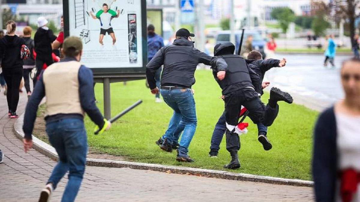 У Білорусі силовики знущалися з людей під час затримань У Білорусі силовики знущалися з людей під час затримань