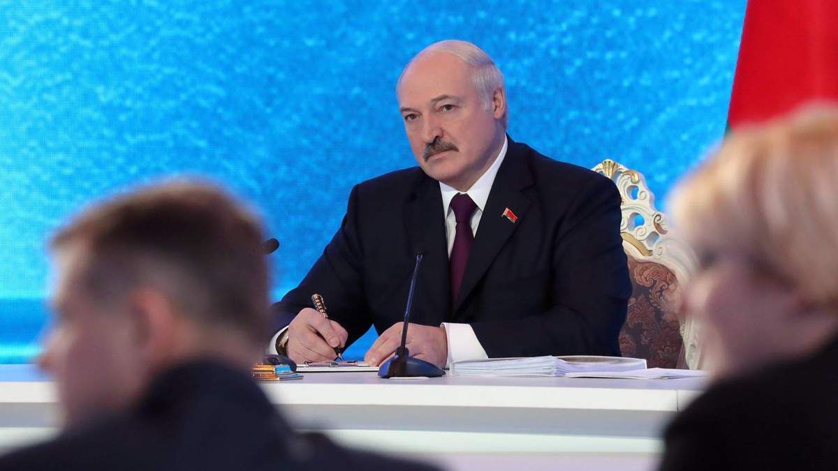 Лукашенко готовий відмовитися від частини своїх повноважень Лукашенко готовий відмовитися від частини своїх повноважень