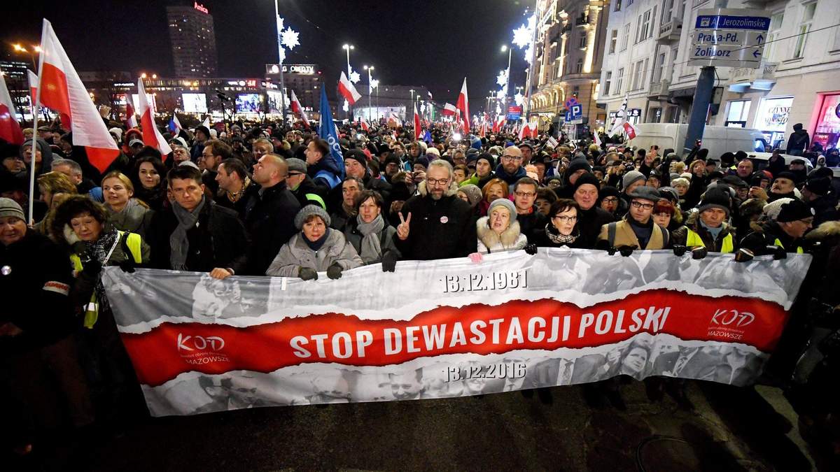 Остановите уничтожение Польши - баннер на акции протеста Остановите уничтожение Польши - баннер на акции протеста
