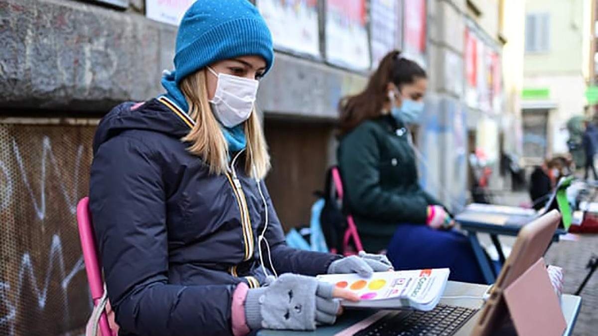 Проти дистанційного навчання: в Італії школярка почала сидячий протест Проти дистанційного навчання: в Італії школярка почала сидячий протест