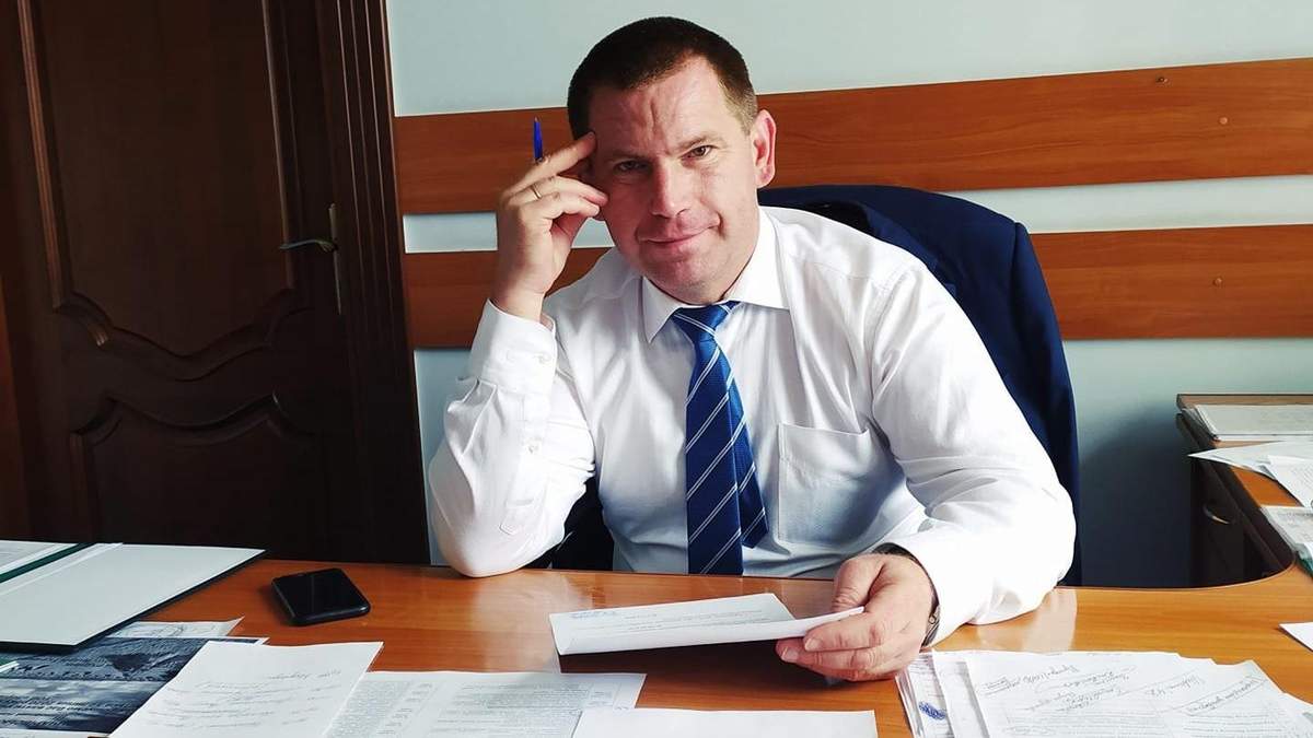Зеленський звільнив затриманого на хабарі очільника Чернігівської РДА Сергія Журмана Зеленський звільнив затриманого на хабарі очільника Чернігівської РДА Сергія Журмана