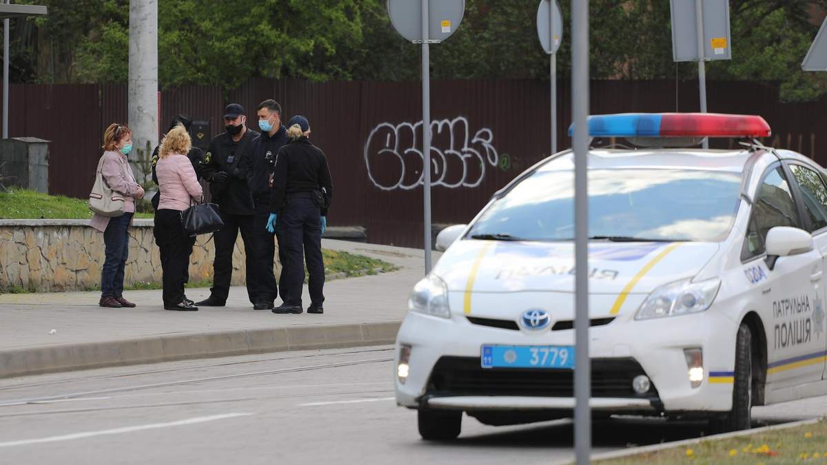 Поліція ще не штрафує за відсутність маски та пояснює чому Поліція ще не штрафує за відсутність маски та пояснює чому