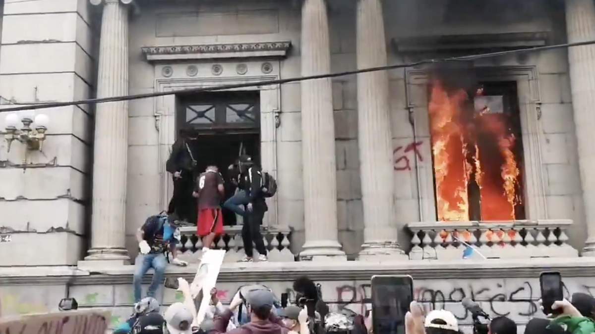 У Гватемалі – масові протести, люди підпалили парламент: відео У Гватемалі – масові протести, люди підпалили парламент: відео