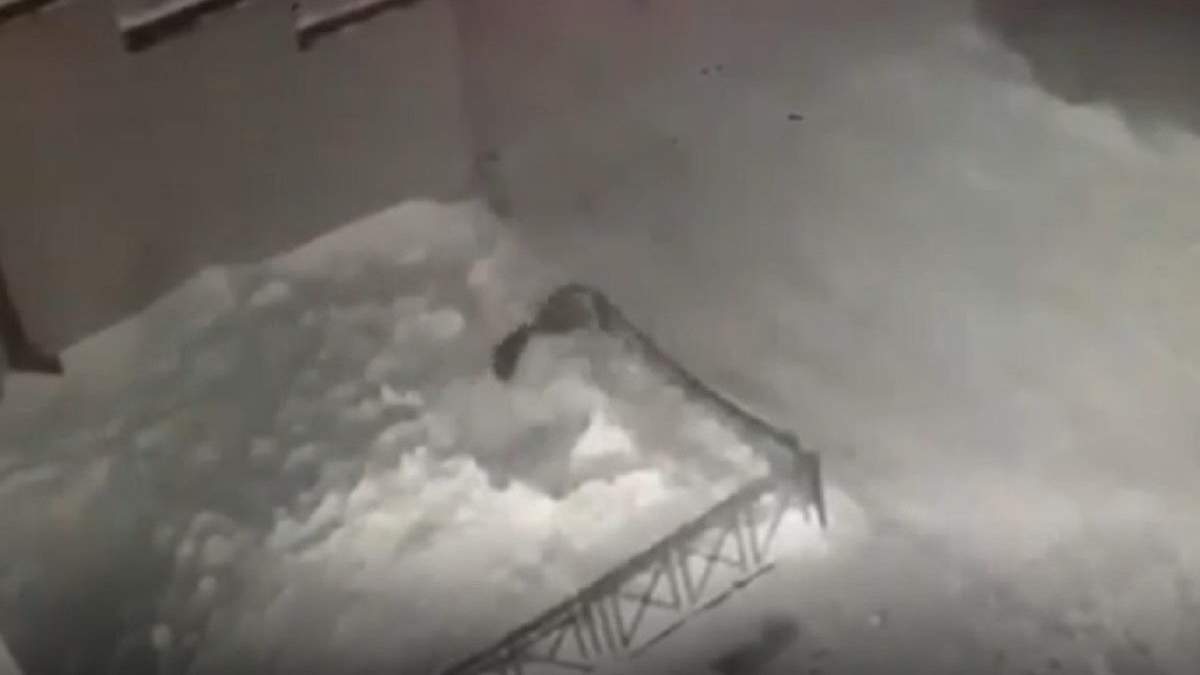 В России девочка упала с 4-го этажа, встала и пошла: видео