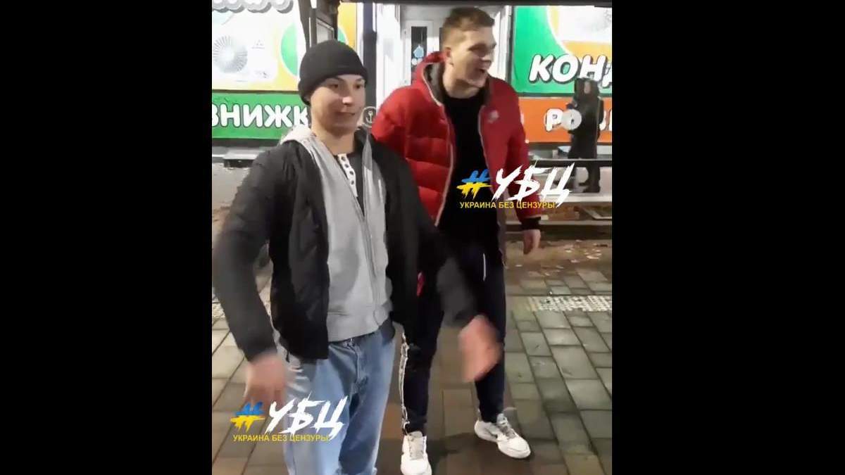 У Маріуполі молодики вчинили безжалісну бійку в тролейбусі У Маріуполі молодики вчинили безжалісну бійку в тролейбусі