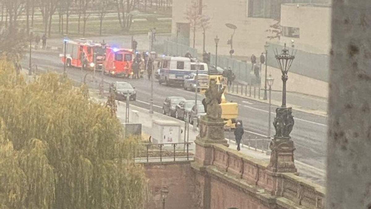 Автомобиль врезался в ворота офиса Ангелы Меркель: видео, фото Автомобиль врезался в ворота офиса Ангелы Меркель: видео, фото