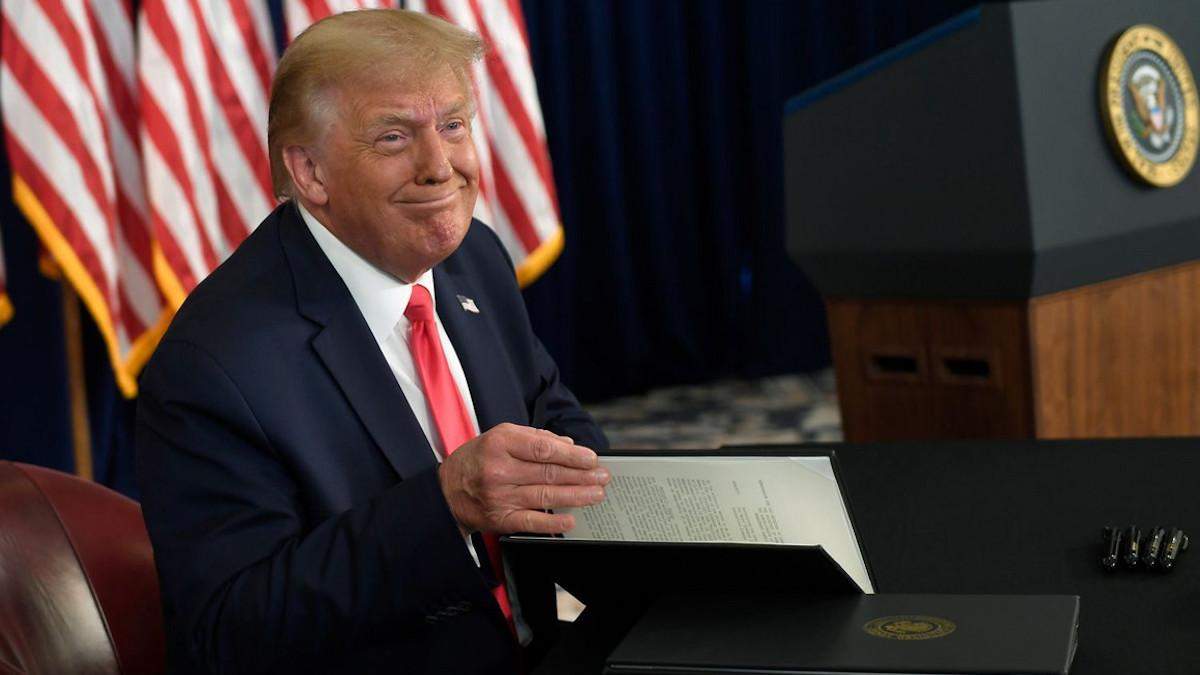 Трамп помиловал экс-советника Флинна, осужденного за связи с Россией Трамп помиловал экс-советника Флинна, осужденного за связи с Россией