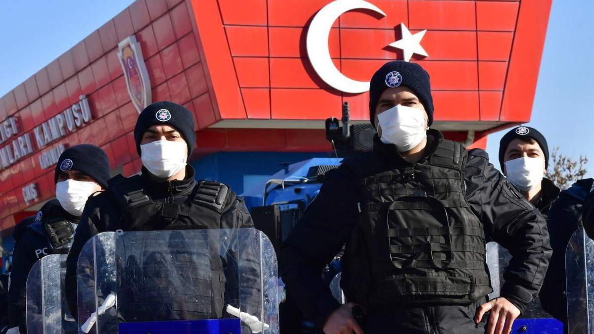 Поліція на турецькій авіабазі, де проходив суд Поліція на турецькій авіабазі, де проходив суд