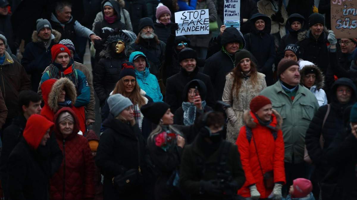 В Естонії спалахнули масові протести через захисні маски: фото В Естонії спалахнули масові протести через захисні маски: фото