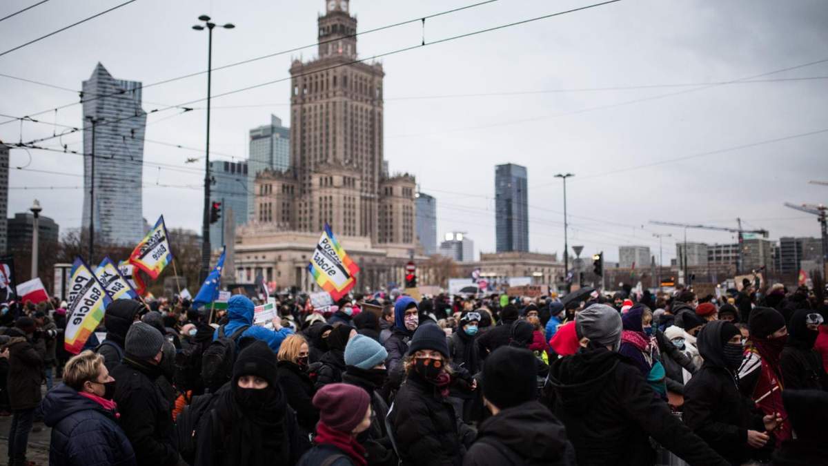 В Польше 28 ноября 2020 снова прошли протесты против усиления абортов: самая массовая акция состоялась в Варшаве – фото, видео В Польше 28 ноября 2020 снова прошли протесты против усиления абортов: самая массовая акция состоялась в Варшаве – фото, видео