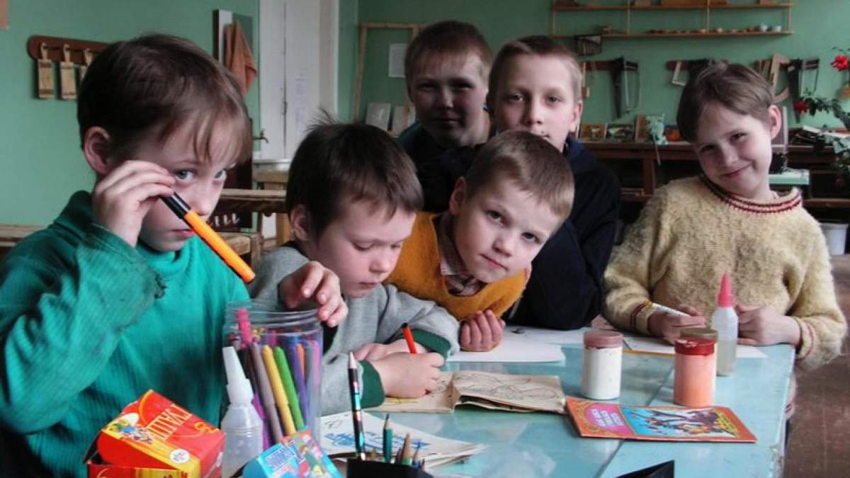 Скандал у Росії: вихованців дитбудинку примушували співати пісні до Дня матері Скандал у Росії: вихованців дитбудинку примушували співати пісні до Дня матері