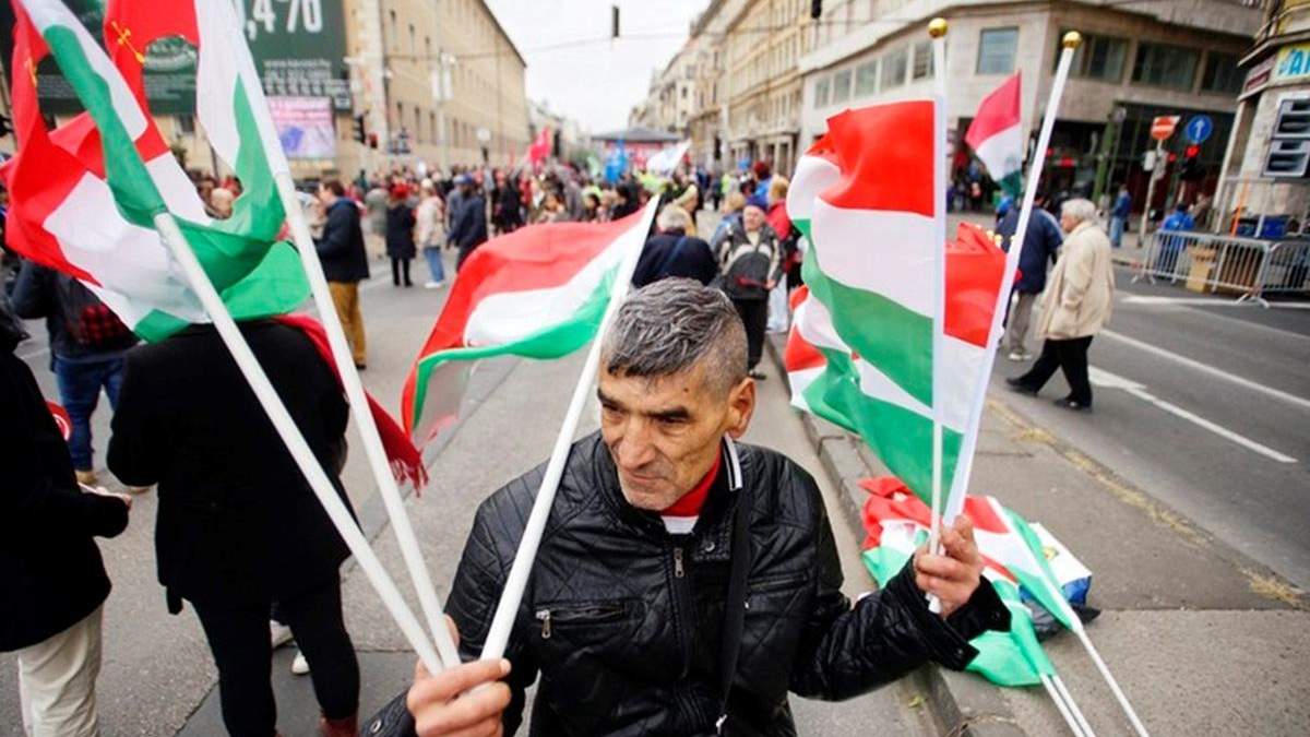 На Закарпатті депутати у День гідності та свободи України після присяги нібито заспівали гімн Угорщини: що відомо – відео На Закарпатті депутати у День гідності та свободи України після присяги нібито заспівали гімн Угорщини: що відомо – відео