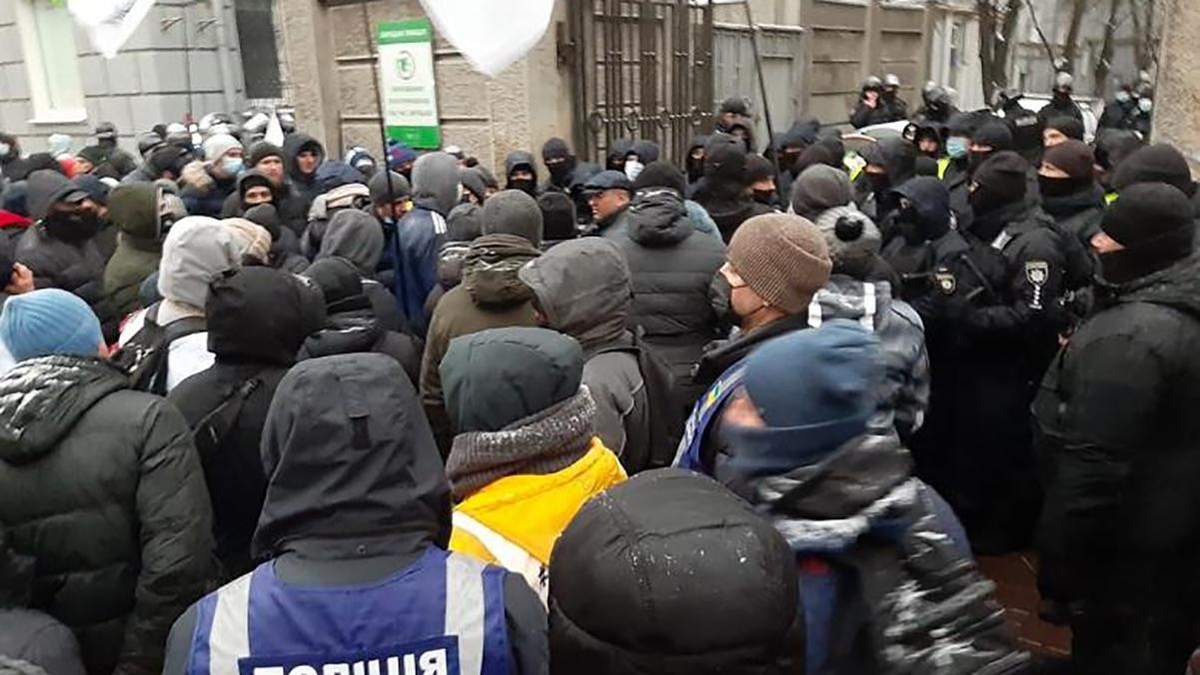 ФЛПы перекрыли входы и выходы из Рады вечером 1 декабря 2020: возникли столкновения – видео ФЛПы перекрыли входы и выходы из Рады вечером 1 декабря 2020: возникли столкновения – видео