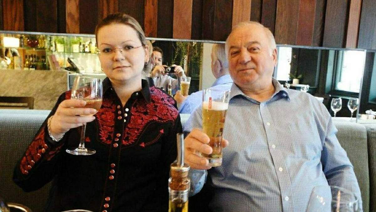 Дихає через трубочку, – Скрипаль не оговтався від отруєння Новачком Дихає через трубочку, – Скрипаль не оговтався від отруєння Новачком