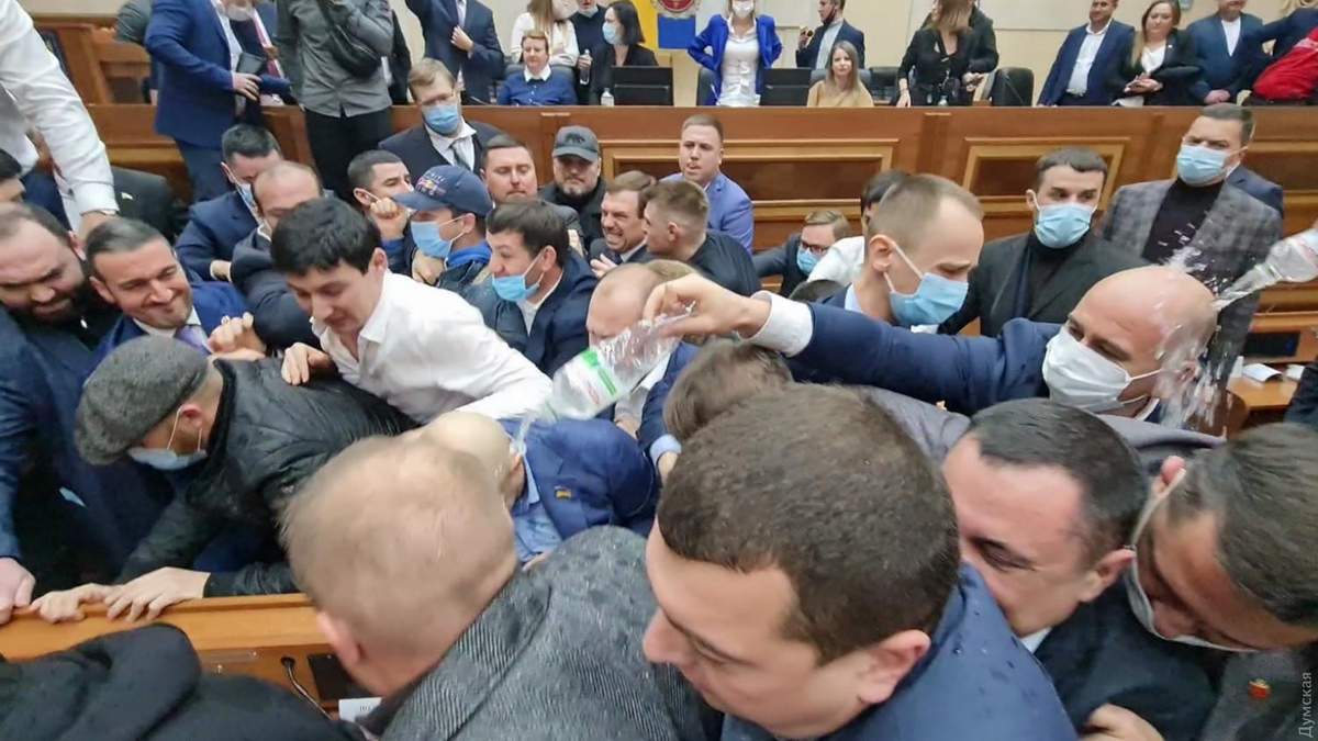 Сутички під час сесії Одеської облради: депутати блокують трибуну Сутички під час сесії Одеської облради: депутати блокують трибуну