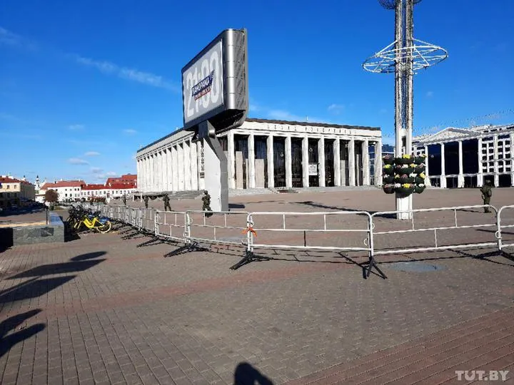 Збоку від Палацу Республіки огородили парковку червоною стрічкою Збоку від Палацу Республіки огородили парковку червоною стрічкою